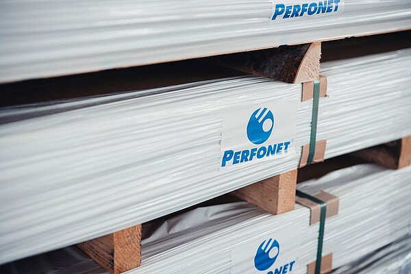 LE SERVICE LOGISTIQUE Verpackte Lochplatten im Lager